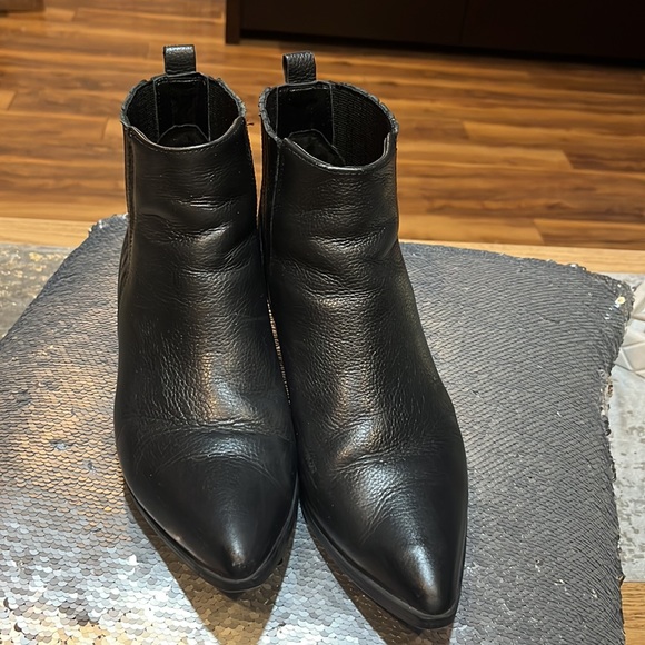 MARC FISHER - POINTY TOE LEATHER BOOTIES SIZE 8 - Picture 2 of 10